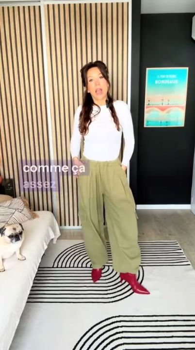 Look cargo + top blanc : comment équilibrer une silhouette avec style