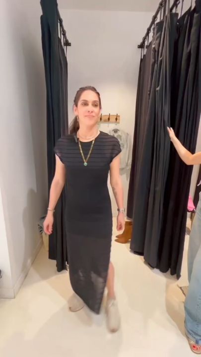 De la robe noire au look parfait : une transformation en cabine