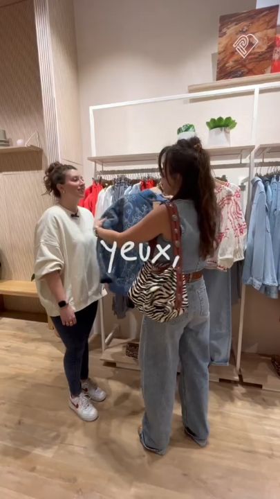Bleu denim et été doux : la combinaison qui sublime votre teint
